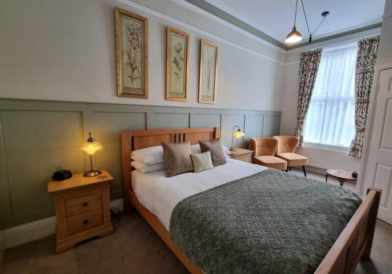 Standard double bedroom with blue panelled walls